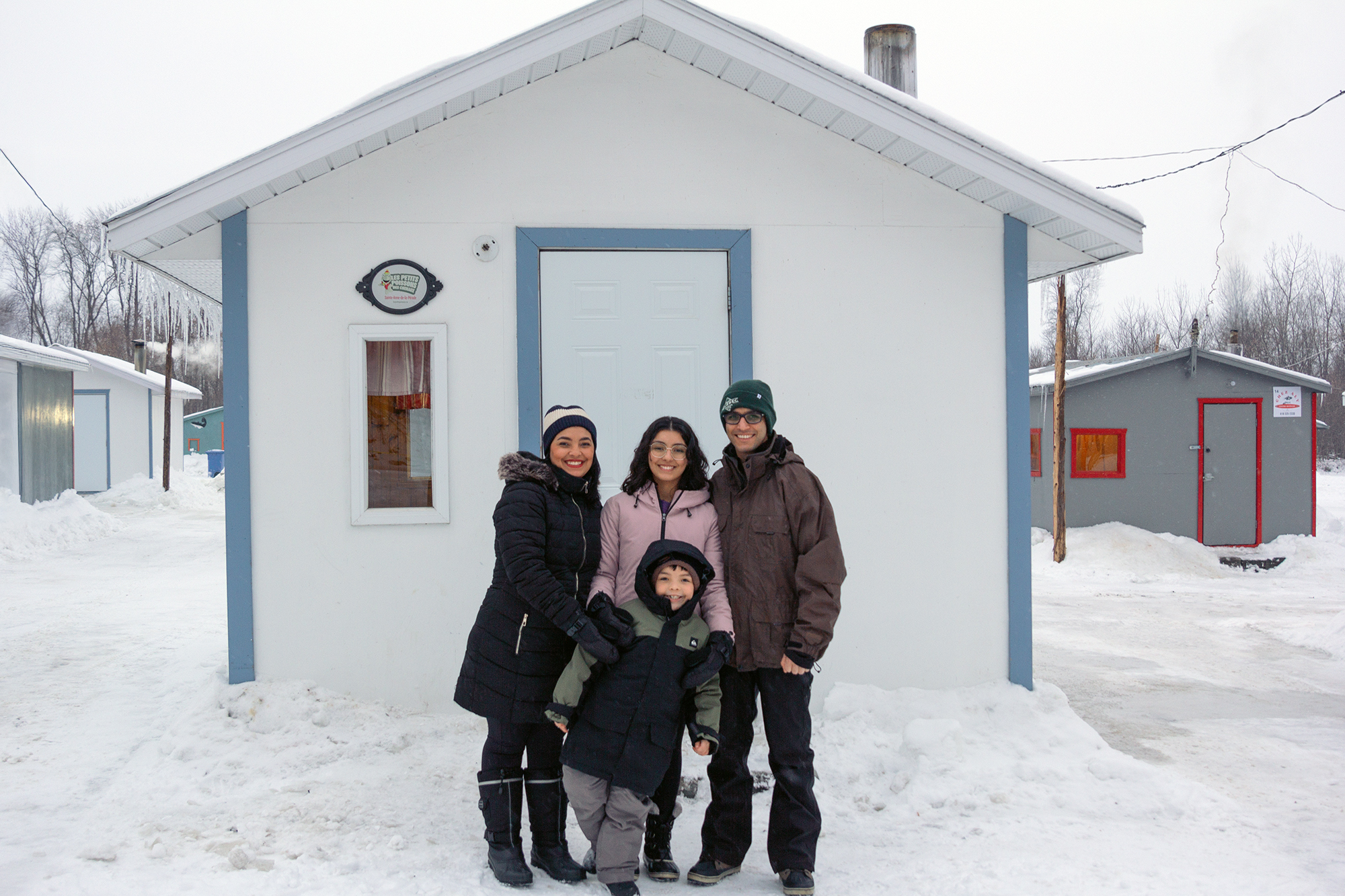 Famille à la pêche au petits poissons des Chenaux