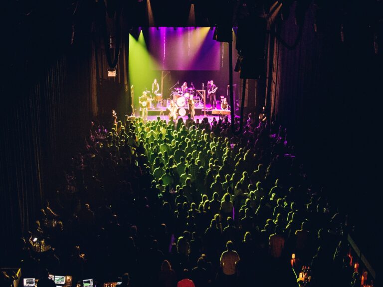 Foule devant un spectacle au Cabaret de l'Amphithéâtre Cogeco