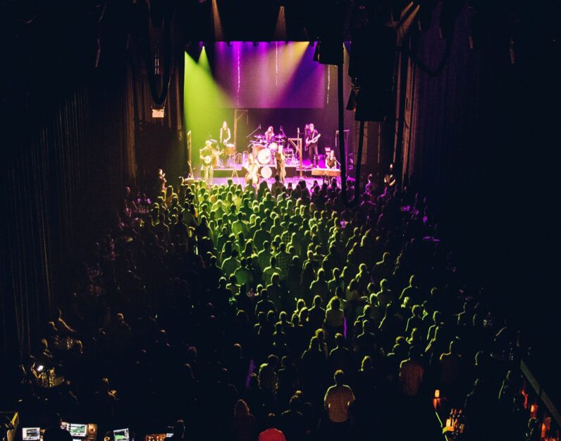 Foule devant un spectacle au Cabaret de l'Amphithéâtre Cogeco