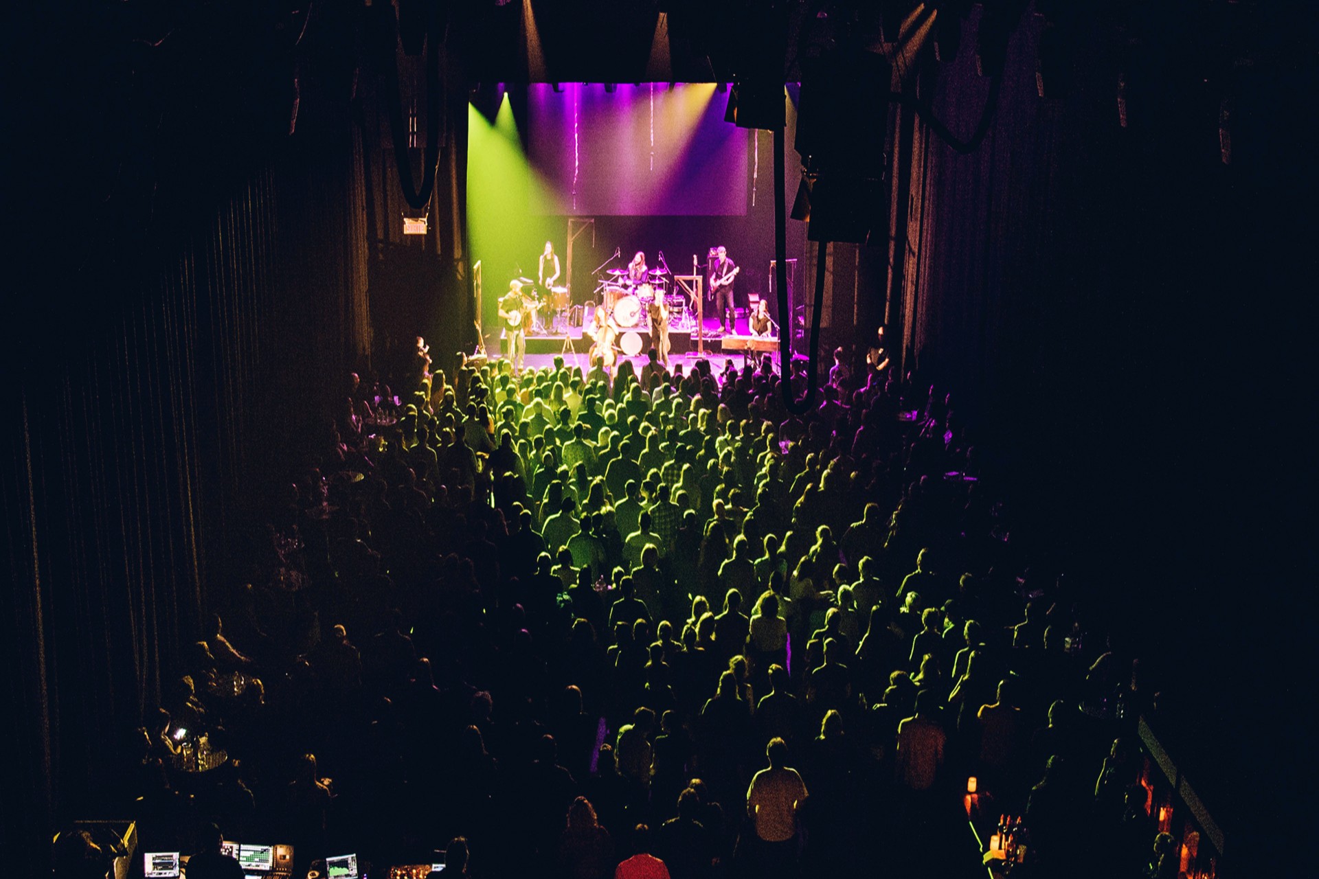 Foule devant un spectacle au Cabaret de l'Amphithéâtre Cogeco
