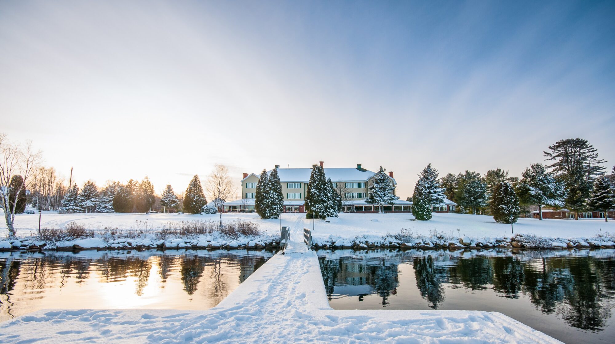 Vue sur l'Auberge du Lac-à-l'Eau-Claire en hiver
