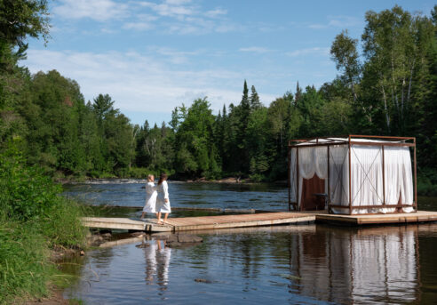 Massage sur l'eau au Baluchon Éco-villégiature