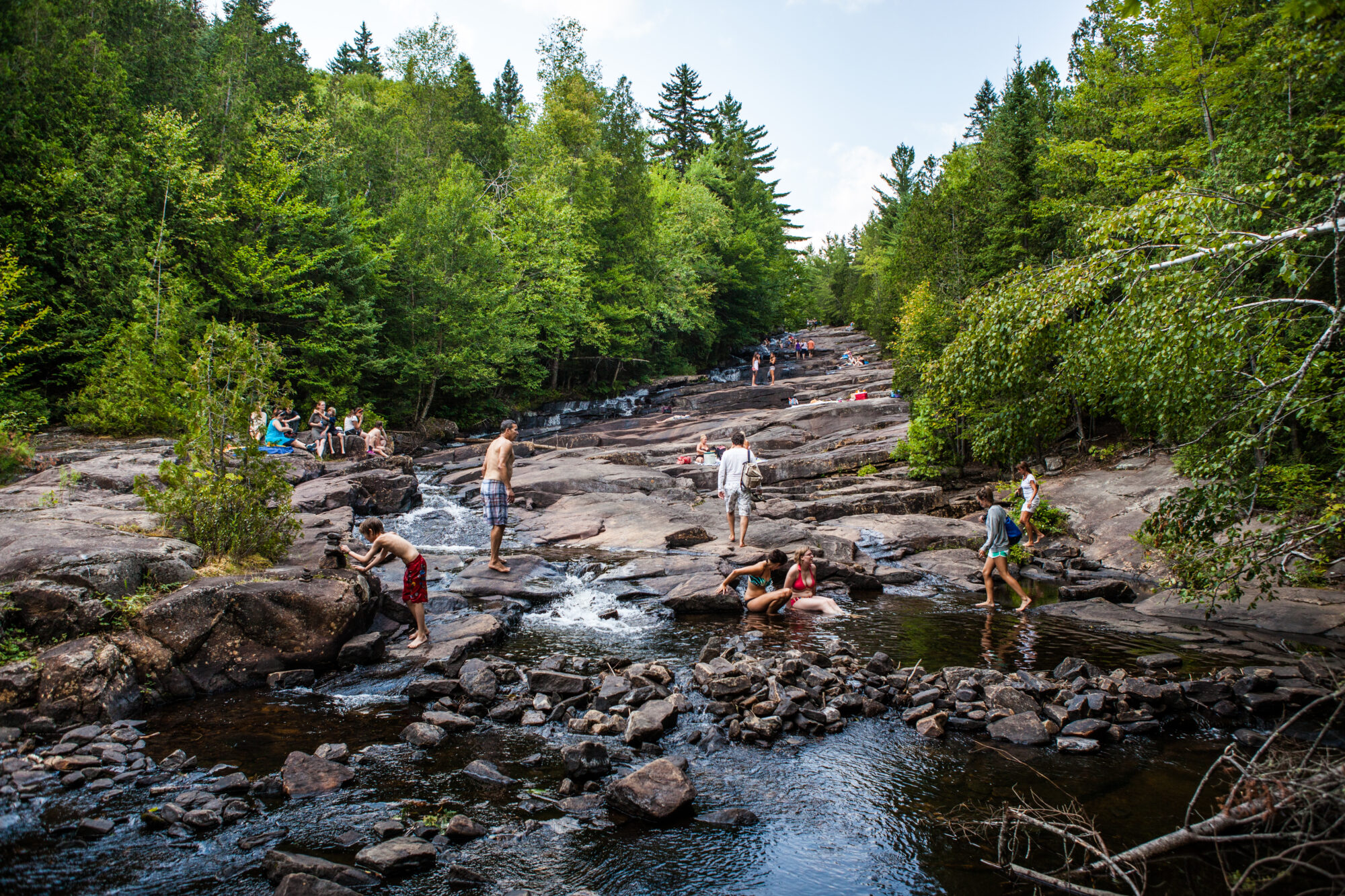 Baignade dans les cascades au parc national de la Mauricie