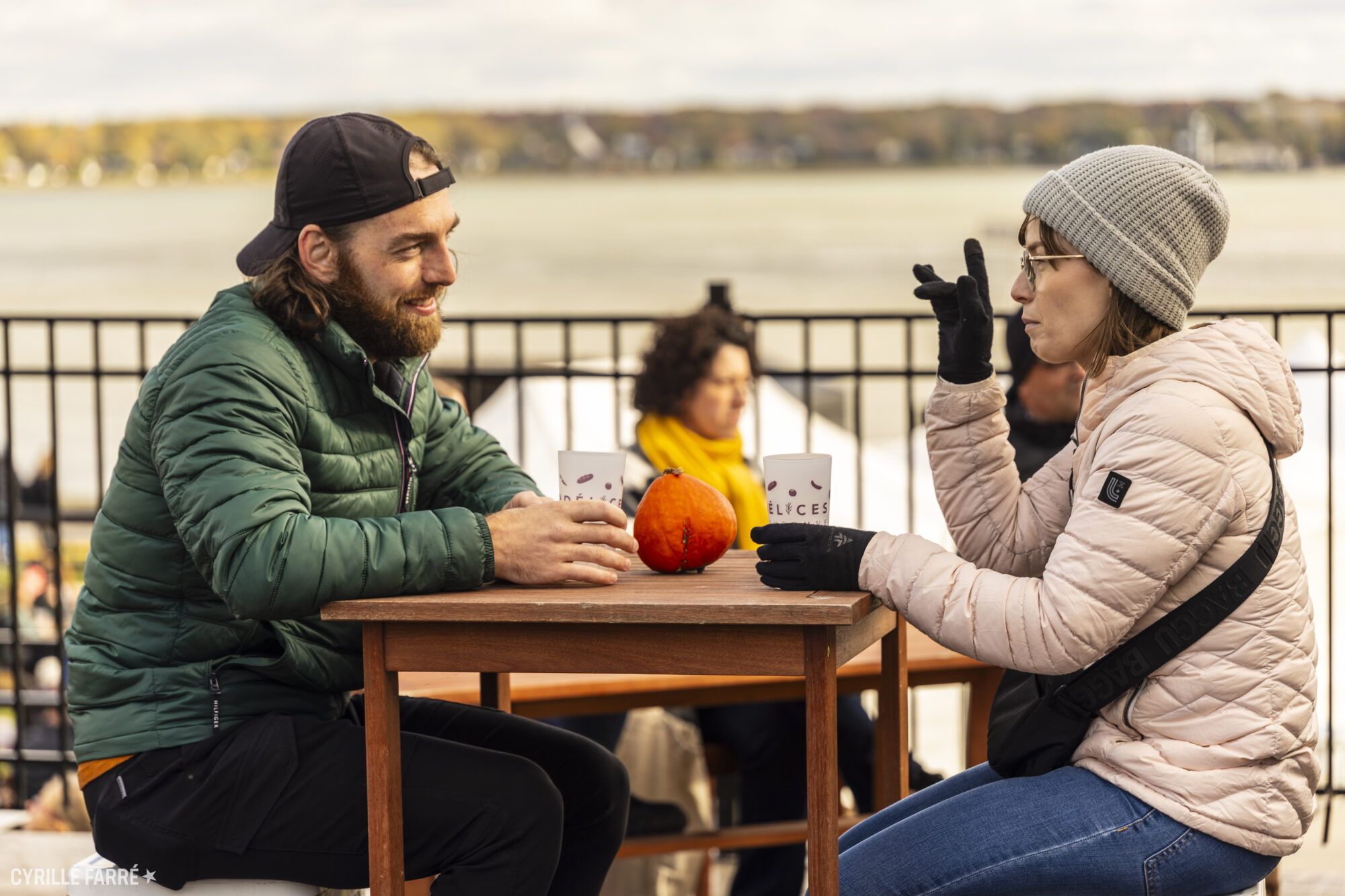 Terrasse des Délices d'automne à Trois-Rivières où des visiteurs prennent l'apéro avec vue sur le fleuve
