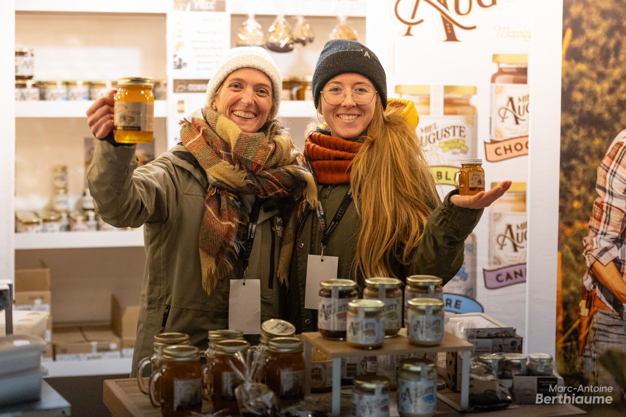 Productrices locales présentant des pots de miel dans leur kiosque aux Délices d'automne à Trois-Rivières