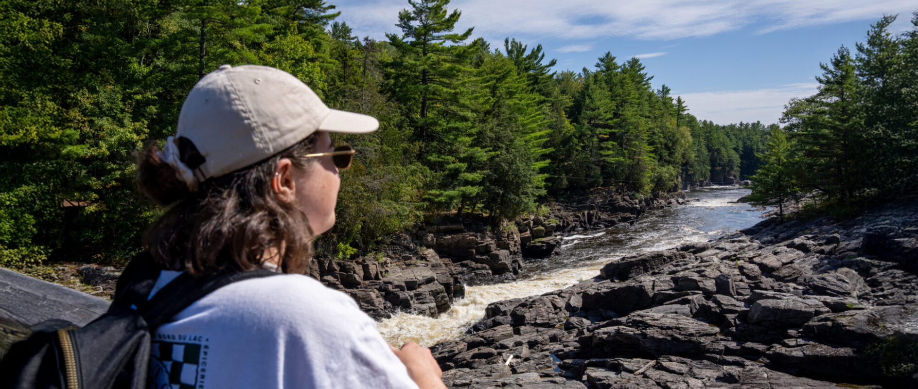 Observation de la rivière sur la passerelle au Parc de la Rivière Batiscan