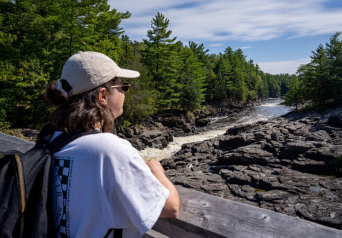 Observation de la rivière sur la passerelle au Parc de la Rivière Batiscan