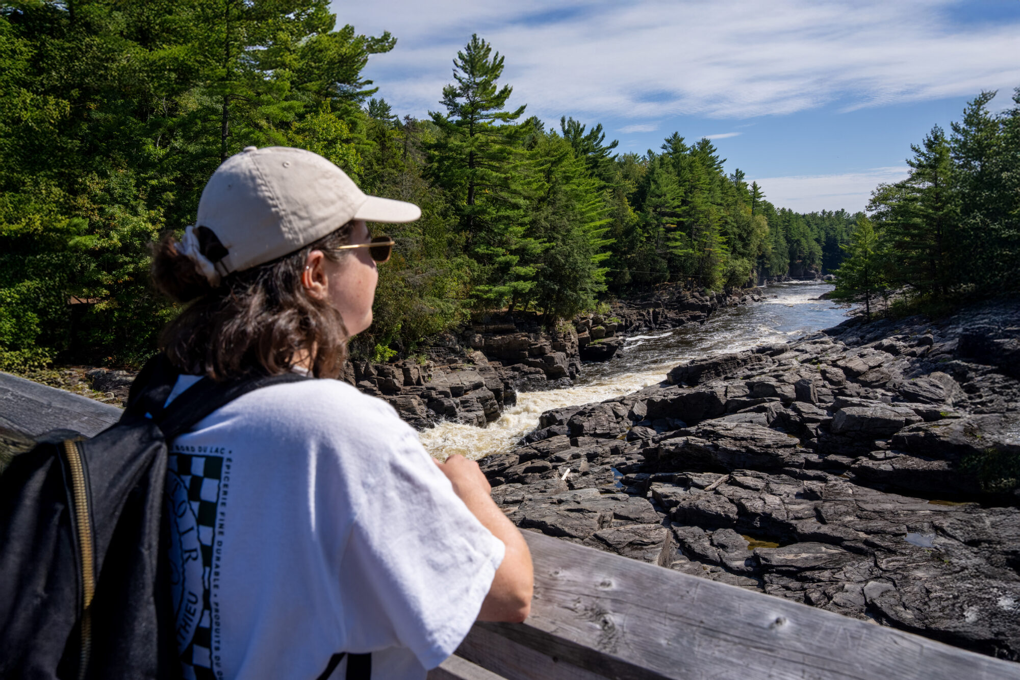 Observation de la rivière sur la passerelle au Parc de la Rivière Batiscan