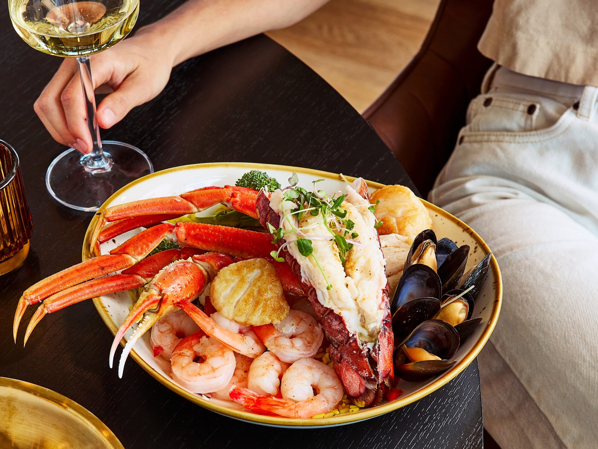 Assiette de fruits de mer avec du homard, du crabe et des moules au restaurant Le Rouge Vin à Trois-Rivières