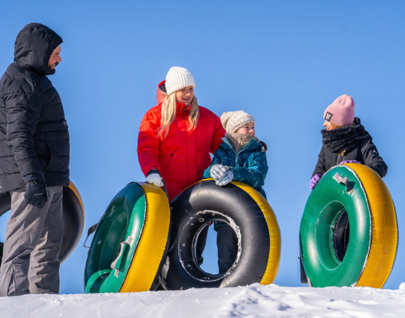 Glissade sur tubes en famille au Baluchon Éco-villégiature