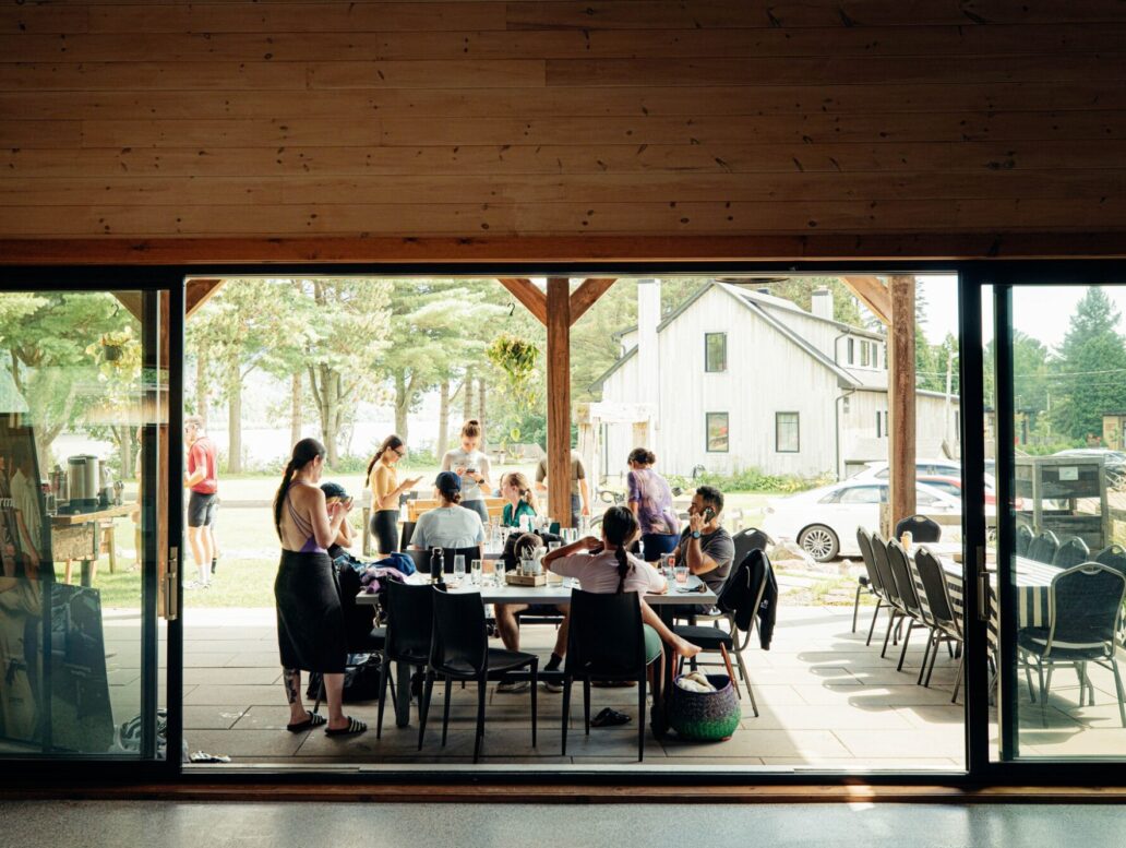 Groupe sur la terrasse du 2800 du Parc