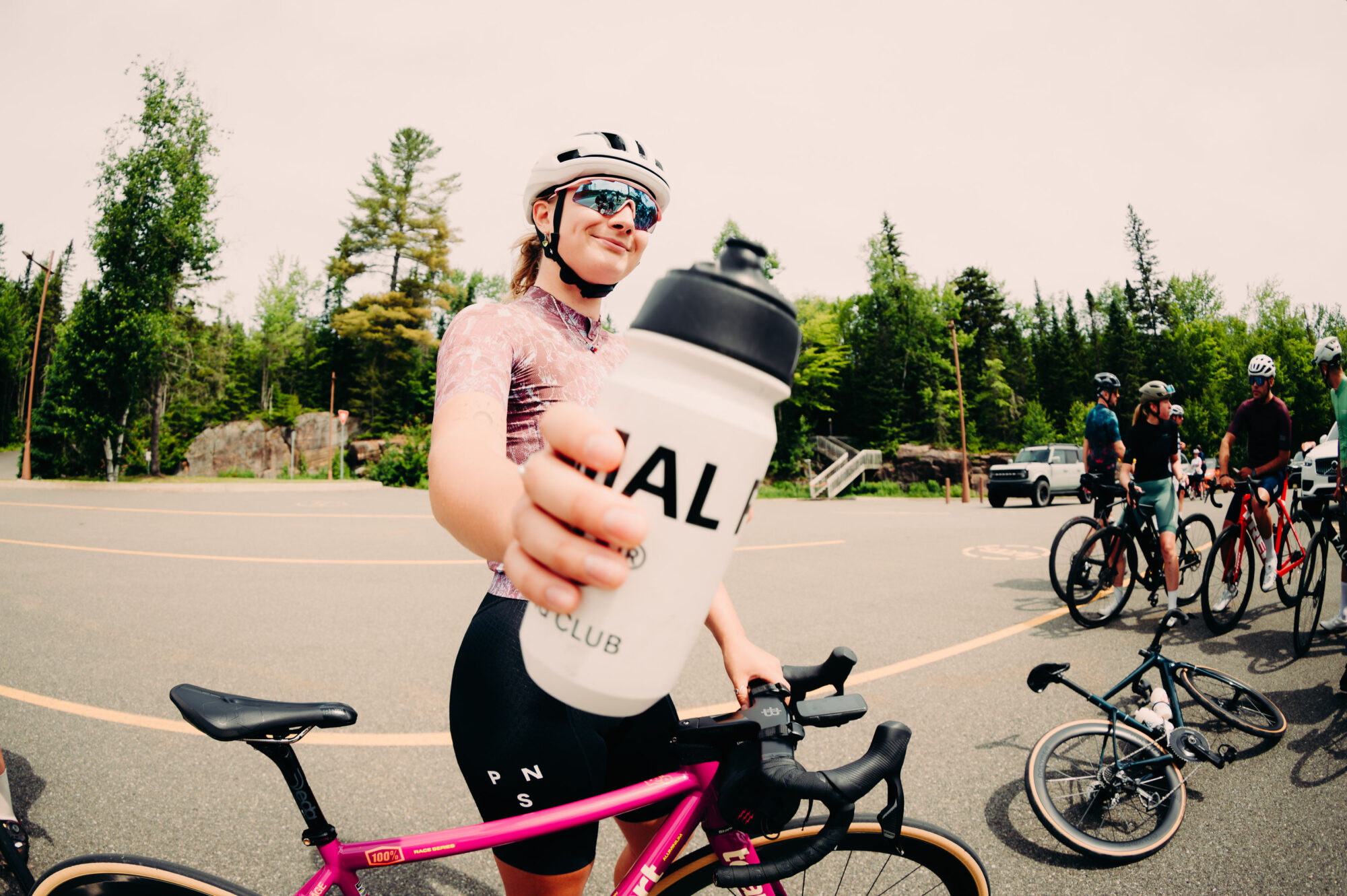 Pause hydratation en vélo au parc national de la Mauricie