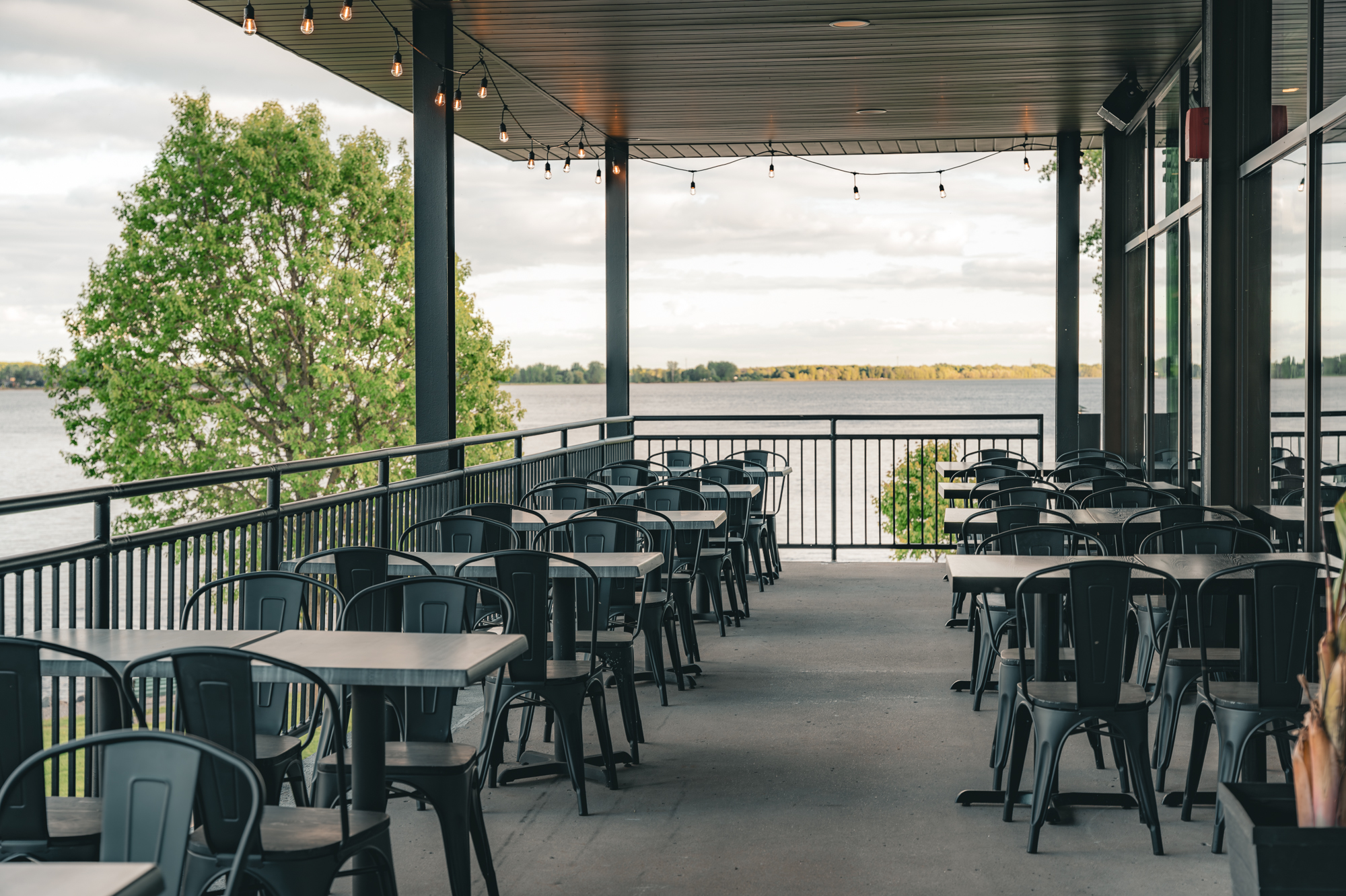 Grande terrasse et vue sur le fleuve Saint-Laurent au restaurant Le Rouge Vin