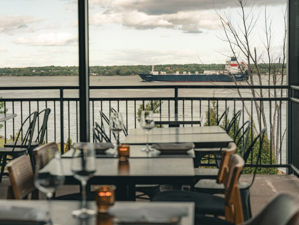 Terrasse et vue sur le fleuve au Rouge Vin de Trois-Rivières
