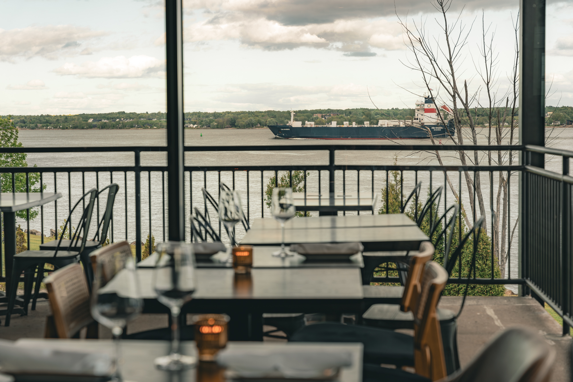 Terrasse et vue sur le fleuve au Rouge Vin de Trois-Rivières
