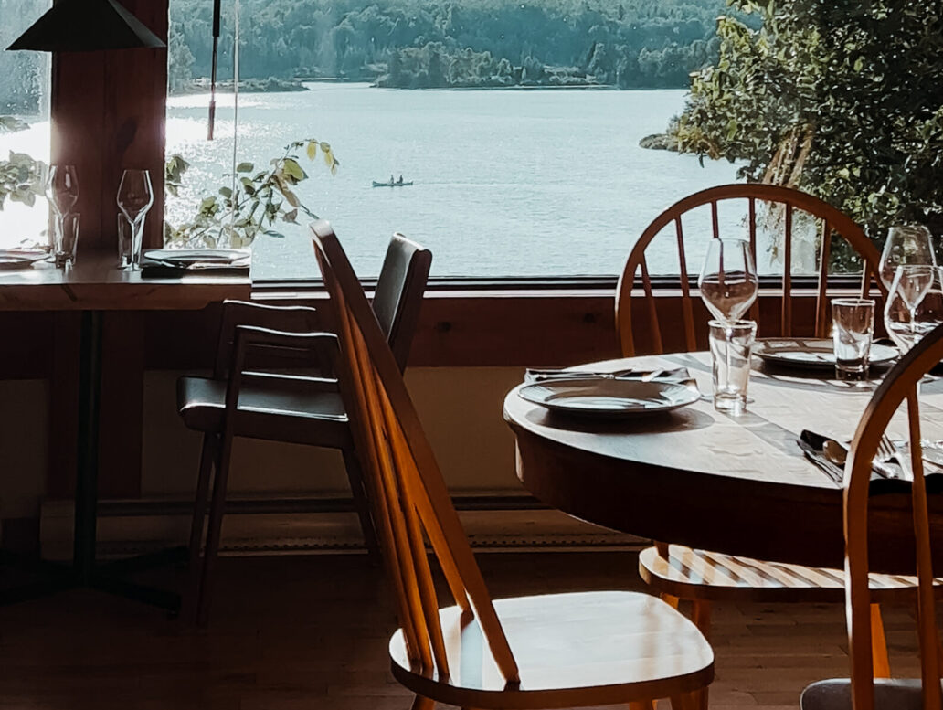 Vue sur le lac Bellemare du restaurant de l'Auberge St-Mathieu