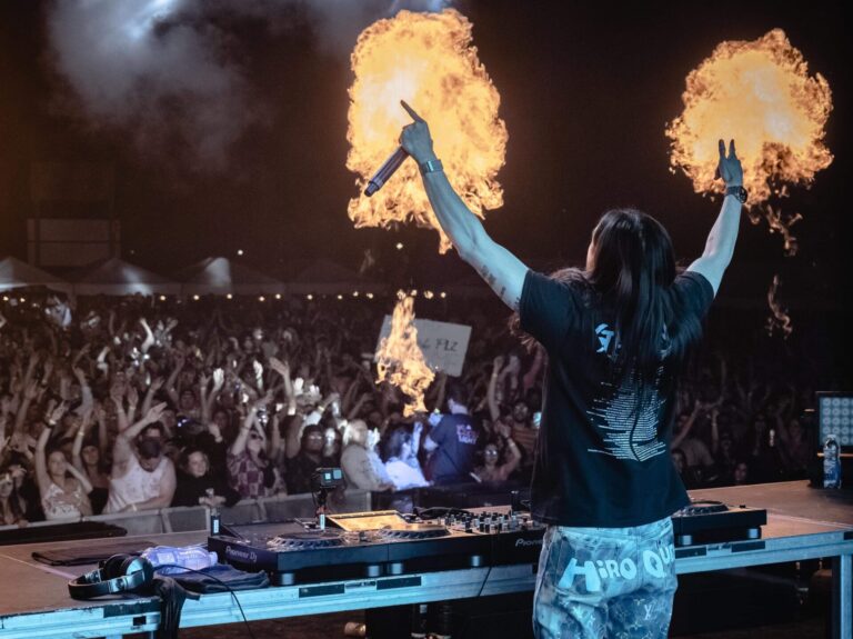 Spectacle d'un DJ devant une foule au festival Sunsation
