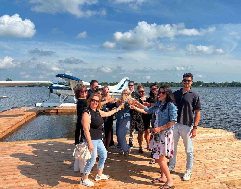 Groupe corporatif avant leur survol en hydravion