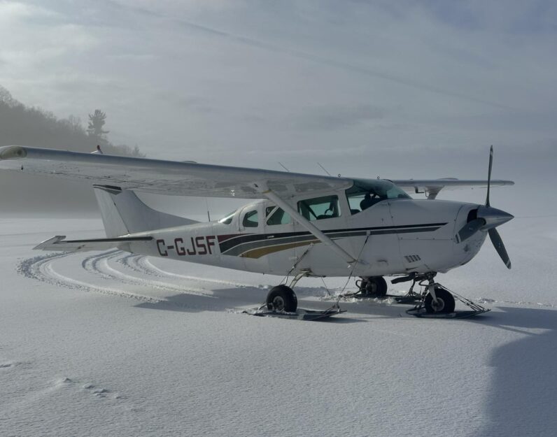 Hydraski dans la neige sur un lac gelé en Mauricie