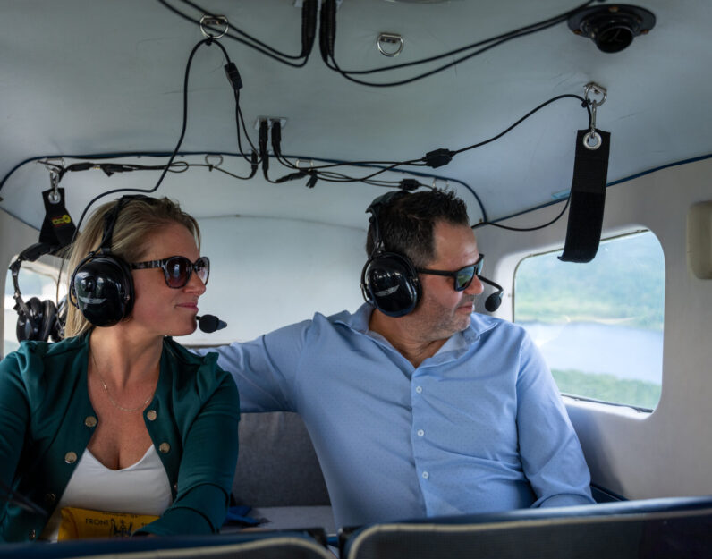 Couple qui admire la vue lors d'un survol en hydravion avec Bel-Air Aviation en Mauricie