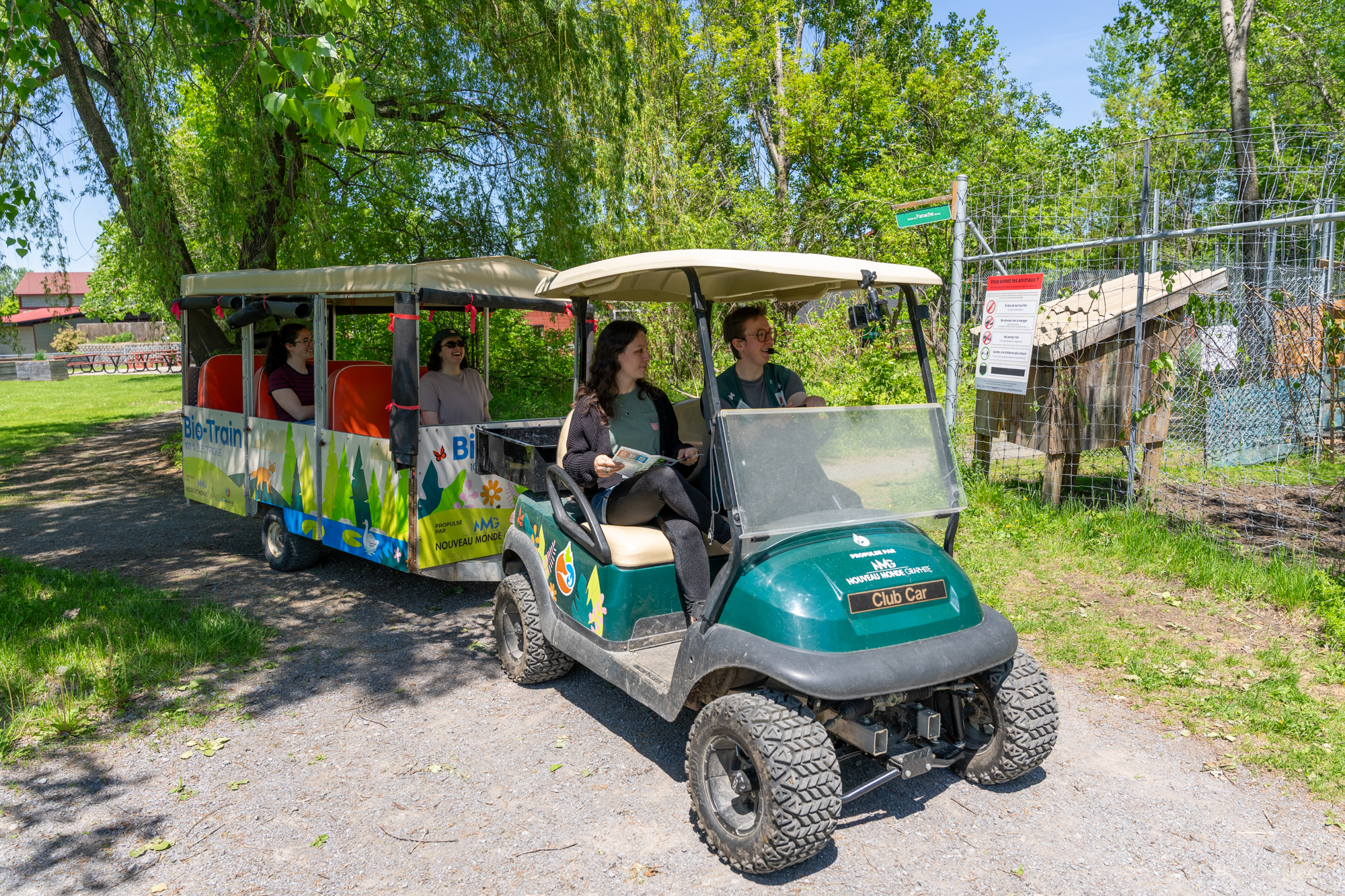 Quatre personnes à bord du Bio-Train, une promenade guidée dans la forêt au Musée de la Biodiversité du Québec