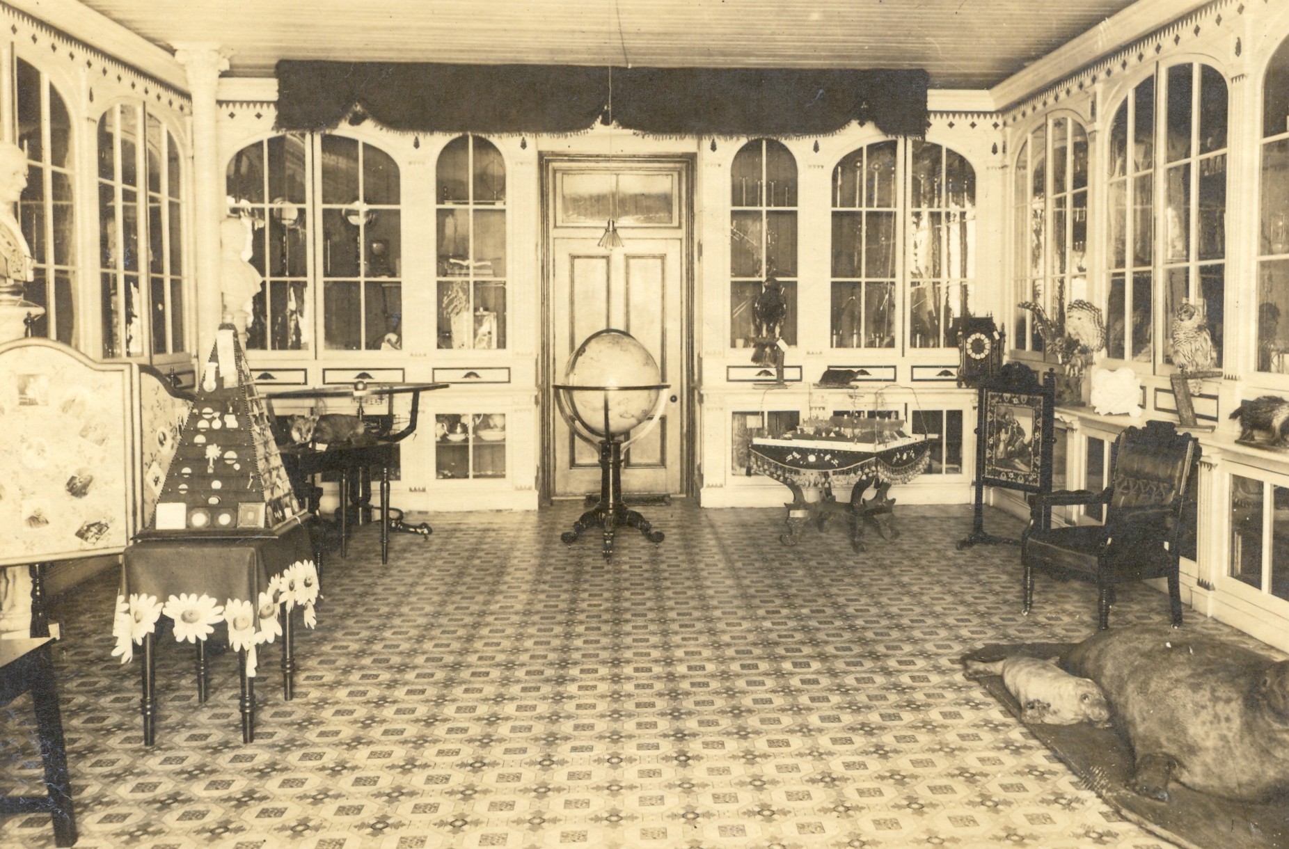 Photo d'archive de la classe-musée des Ursulines. On peut apercevoir des objets, comme un globe terrestre et des animaux naturalisés.