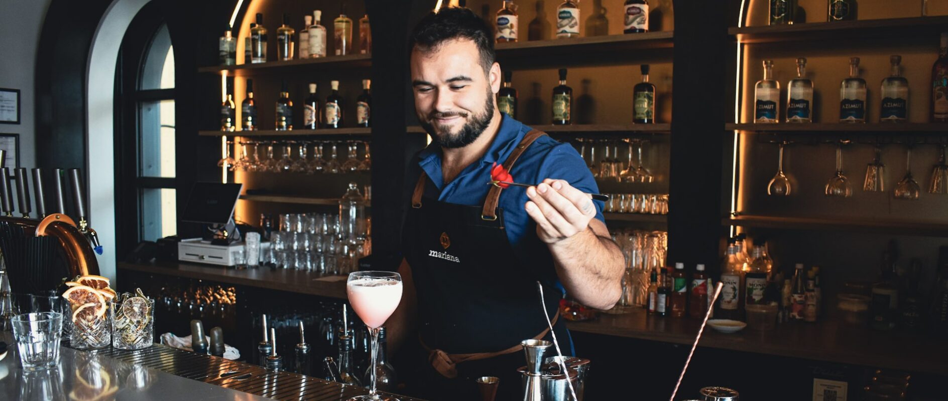 Barman qui fait un cocktail au bar de la Distillerie Mariana à Trois-Rivières