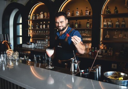 Barman qui fait un cocktail au bar de la Distillerie Mariana à Trois-Rivières