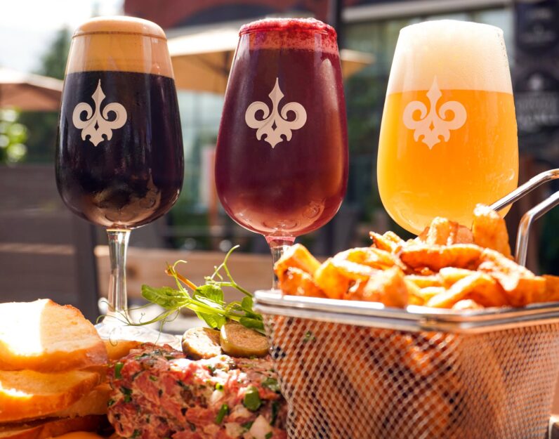 Trois verres de dégustation de bières de la Microbrasserie Nouvelle-France accompagné d'un tartare, croutons et de frites