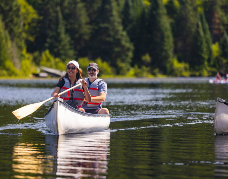 Deux personnes en canot au parc national de la Mauricie