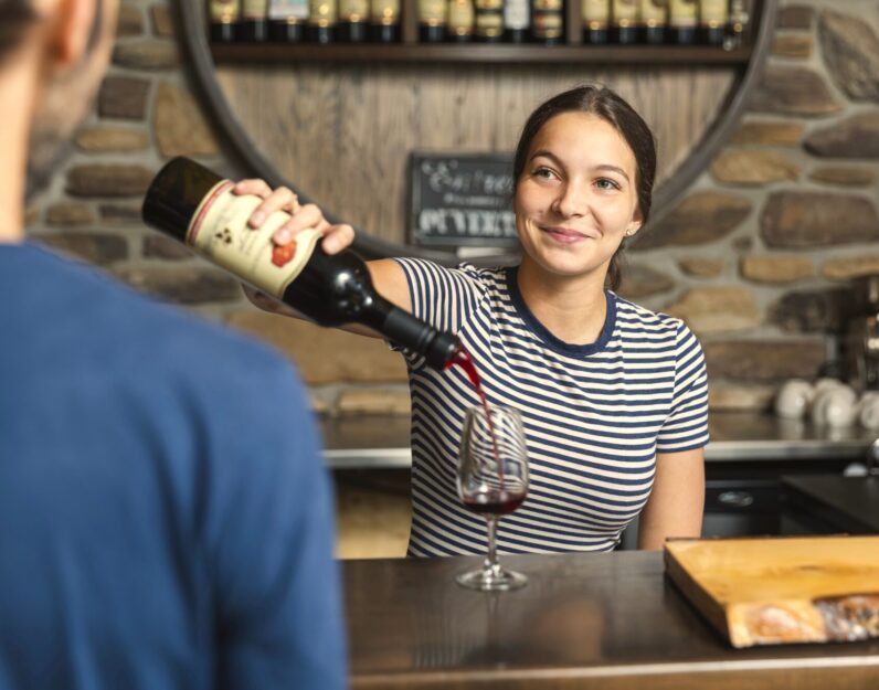 Dégustation commentée avec un visiteur au Vignoble Prémont