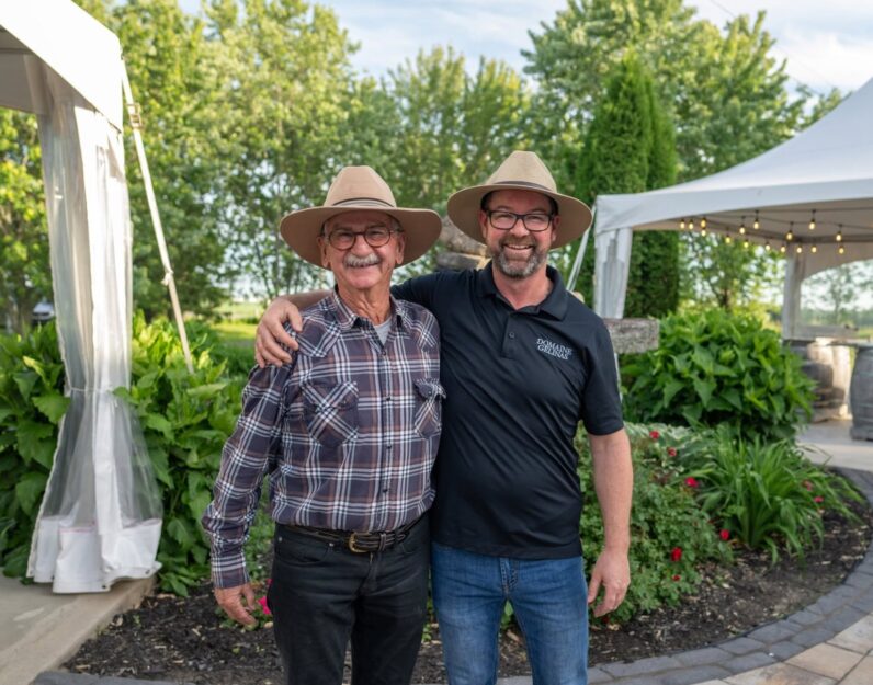 Photo père fils, propriétaires du Domaine Gélinas