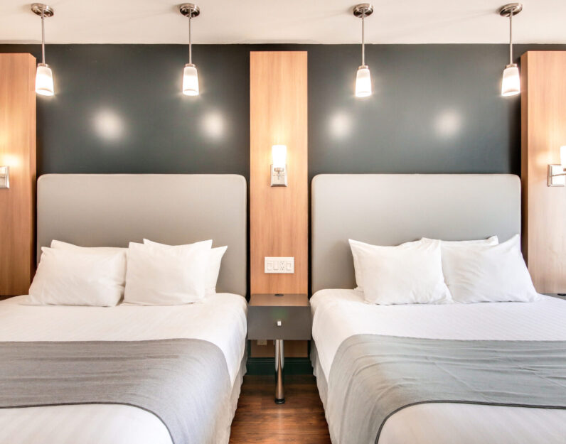 Chambre de l'Hôtel Marineau de Shawinigan avec deux lits queen.