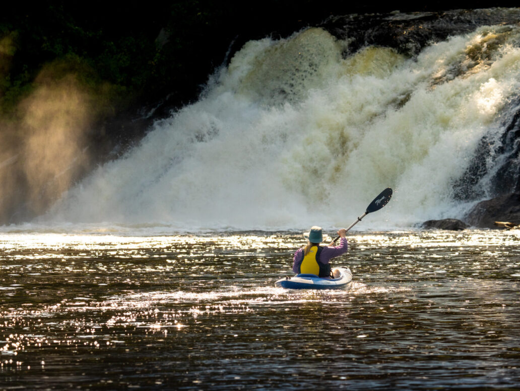 Une personne en kayak sur la rivière du Loup au Baluchon Éco-villégiature