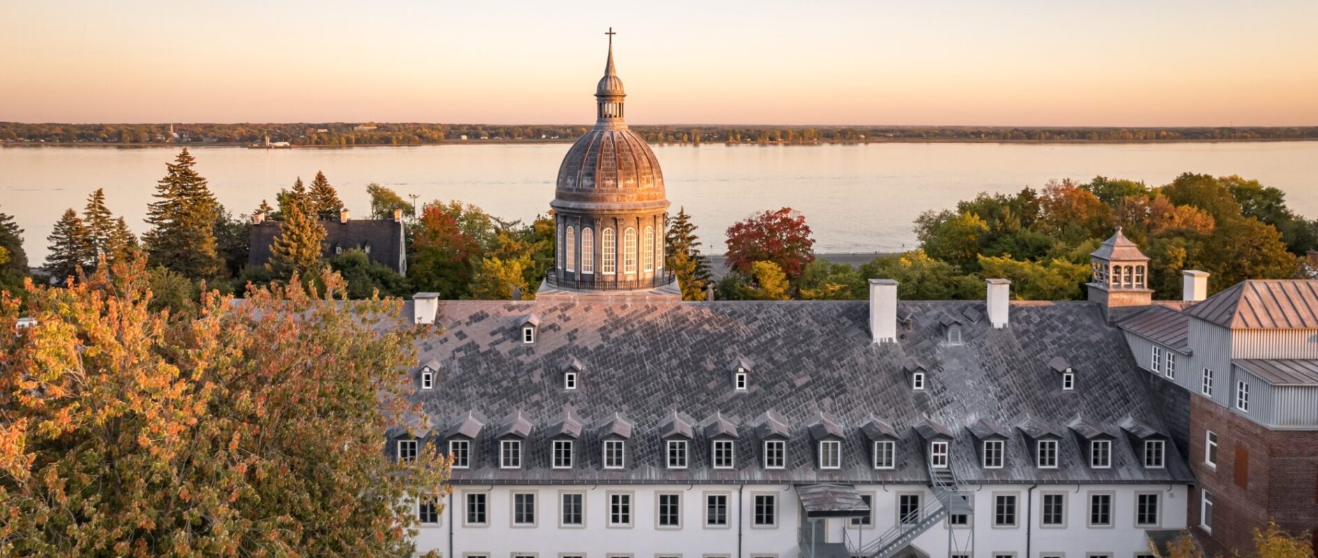 Musée des Ursulines vu des airs devant le fleuve Saint-Laurent à Trois-Rivières