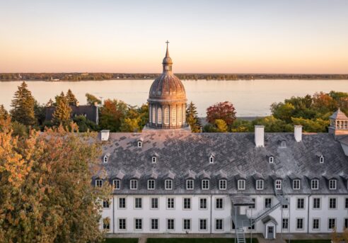 Musée des Ursulines vu des airs devant le fleuve Saint-Laurent à Trois-Rivières