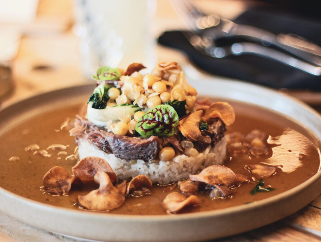 Plat de bœuf braisé et riz au restaurant de la Distillerie Mariana