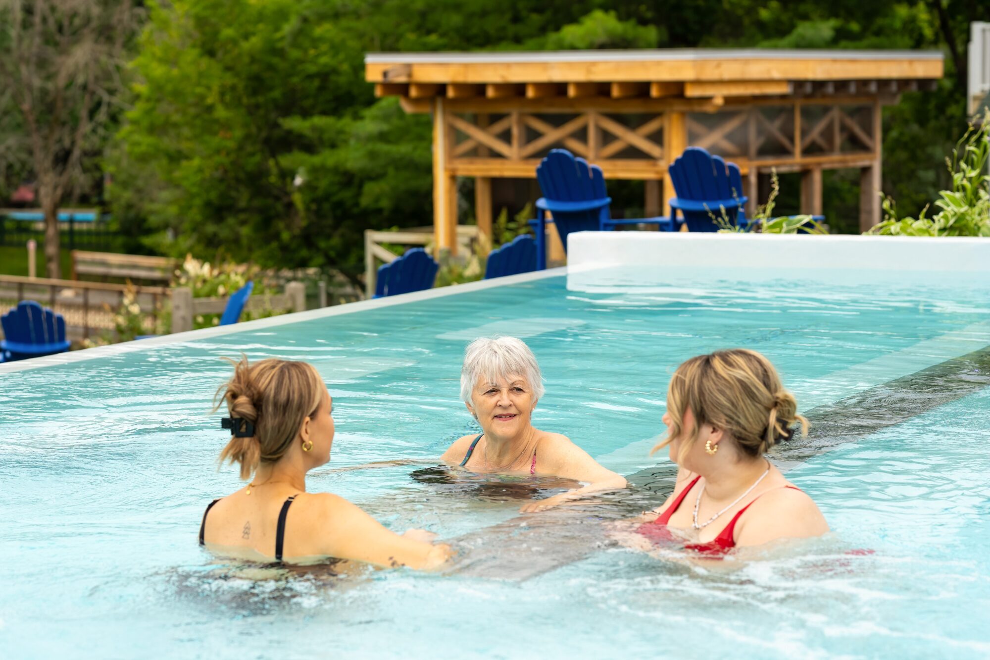 3 femmes dans le bassin infini au spa du Baluchon Éco-villégiature