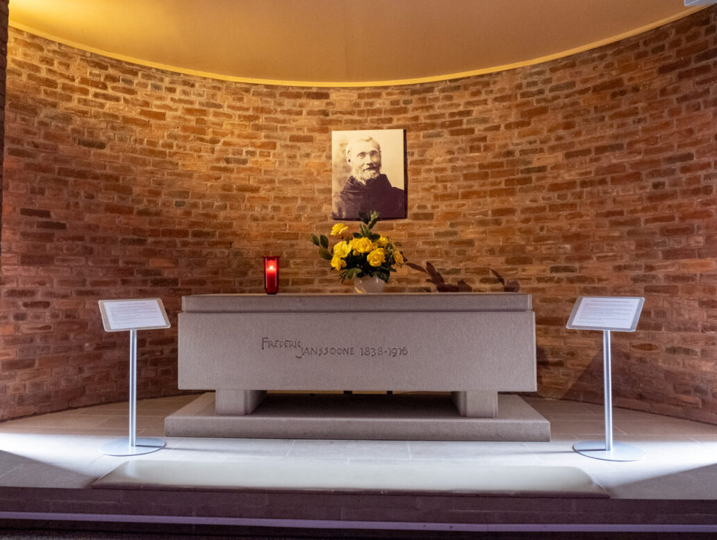 Tombeau du Bon Père Frédéric dans la chapelle du Musée Bon Père Frédéric à Trois-Rivières