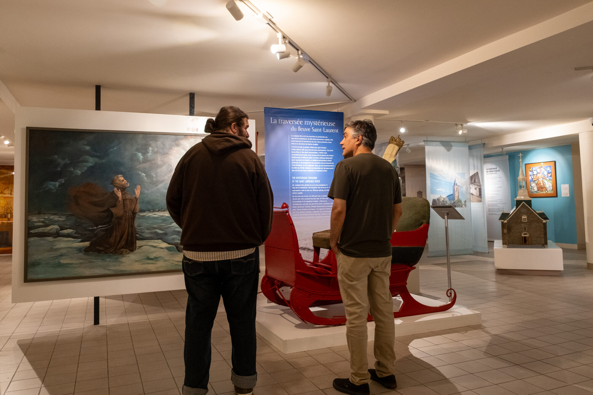 Un visiteur discute avec un guide lors d'une visite guidée du Musée Bon Père Frédéric à Trois-Rivières
