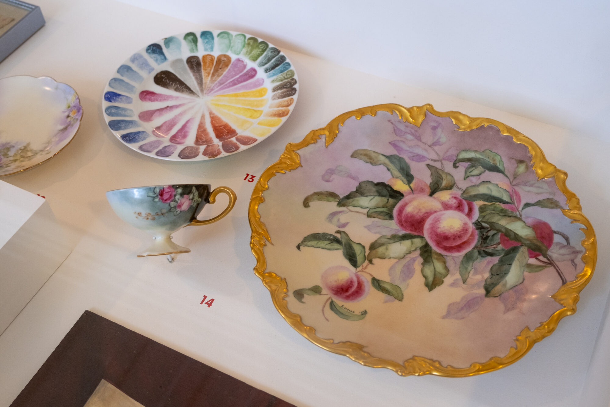 Peinture de pêches sur une assiette de céramique et une tasse de thé