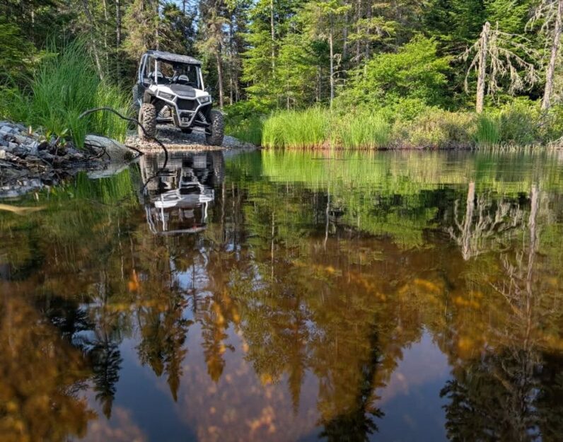 Côte à côte devant un lac à La Tuque