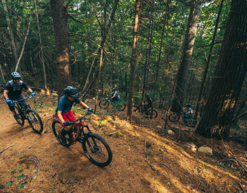 Famille en vélo de montagne sur les sentiers de Mauricycle à La Tuque